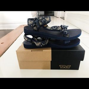 Teva sandals Brand new new with  box size 8